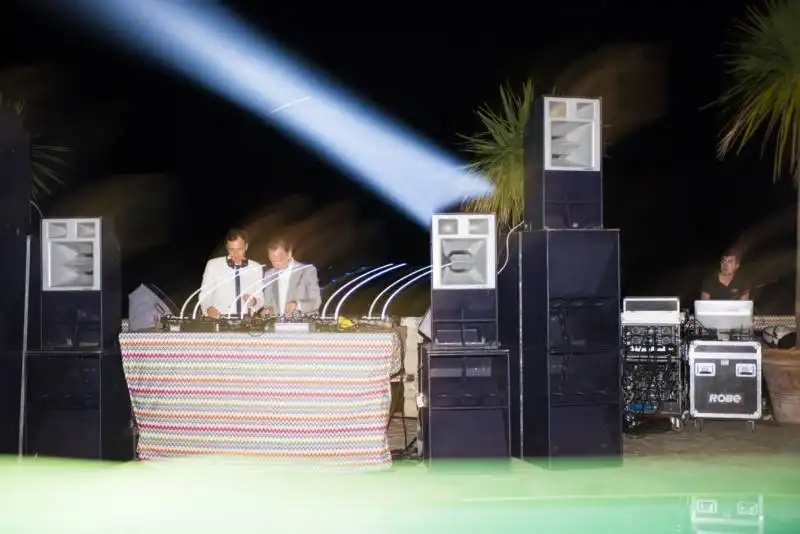 2manydjs playing