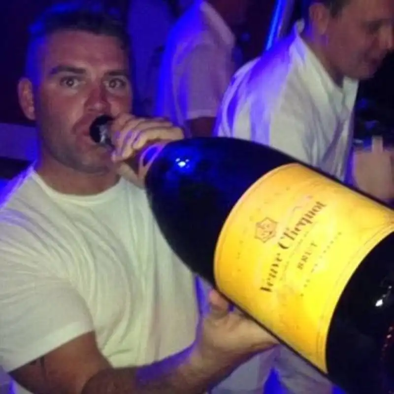 a magaluf con la magnum di champagne