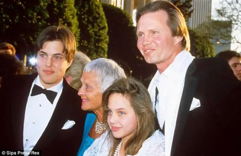 angelina jolie 10 con padre jon voight