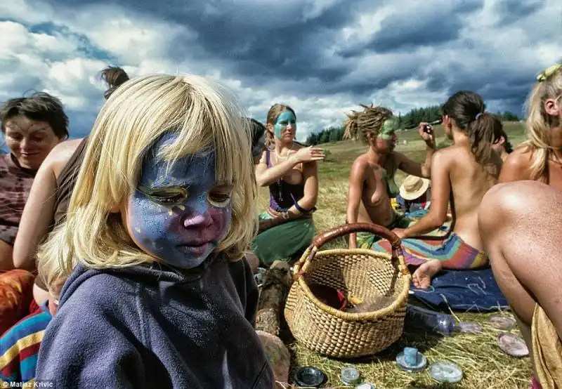 bambini e adulti si dipingono a vicenda in bulgaria