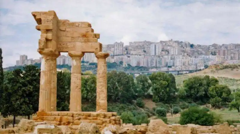 CASE ABUSIVE NELLA VALLE DEI TEMPLI DI AGRIGENTO 