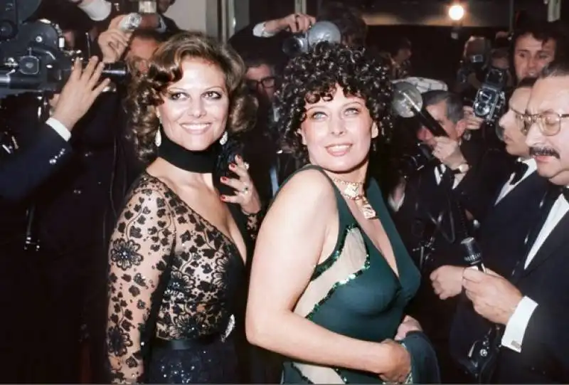 claudia cardinale (a sinistra) con magali noel, in una foto del 1974