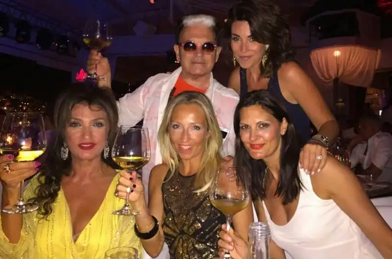 cristiano malgioglio e marcella bella e amiche a ibiza