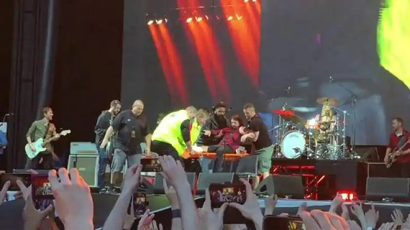 dave grohl si rompe una gamba al concerto 