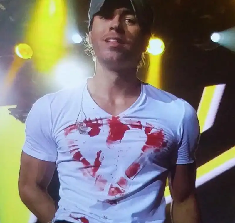 ENRIQUE IGLESIAS SI DISEGNA UN CUORE SULLA MAGLIETTA COL SUO SANGUE