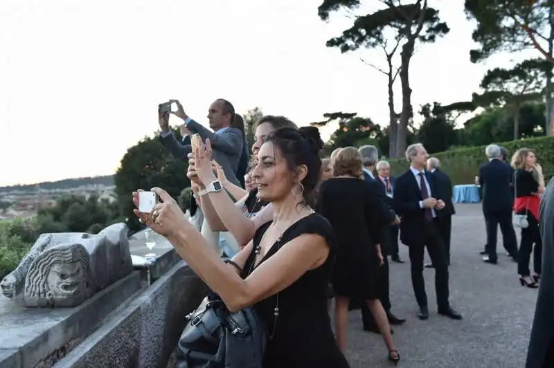 fotografano il panorama di roma 