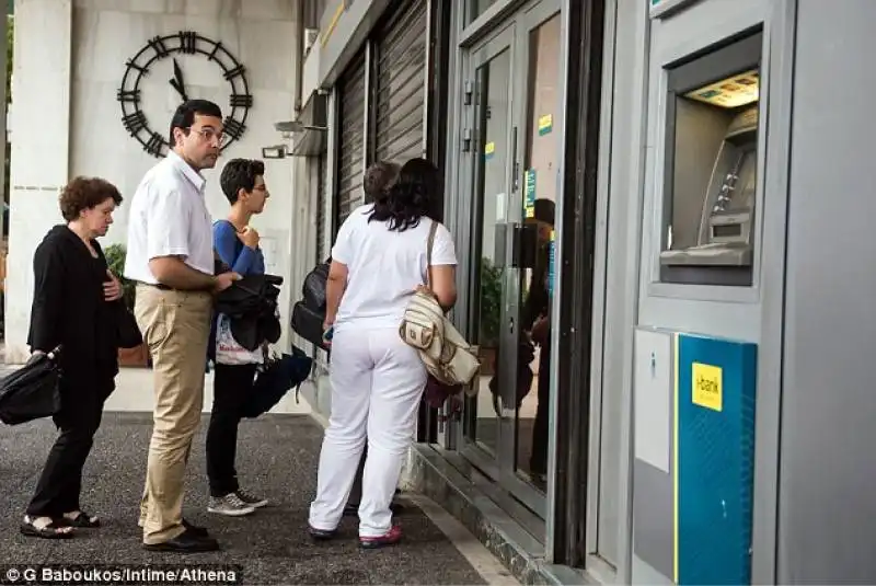 greci in coda allo sportello della banca