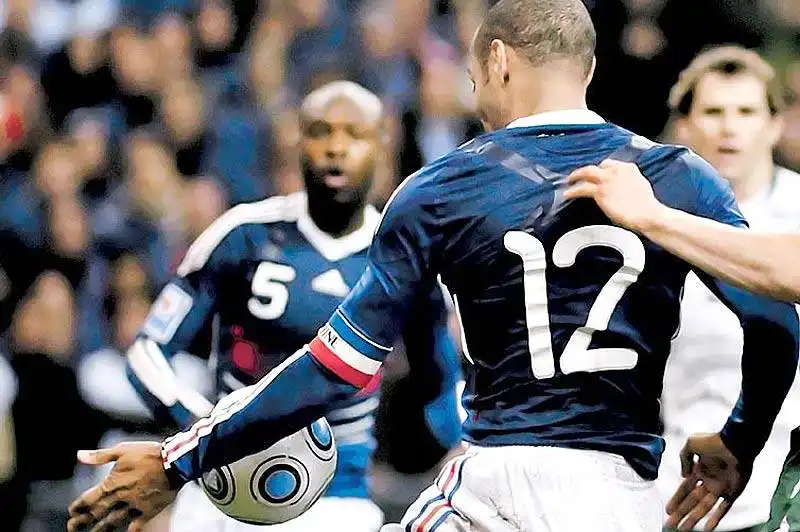 HENRY TOCCA IL PALLONE CON LA MANO IN FRANCIA IRLANDA