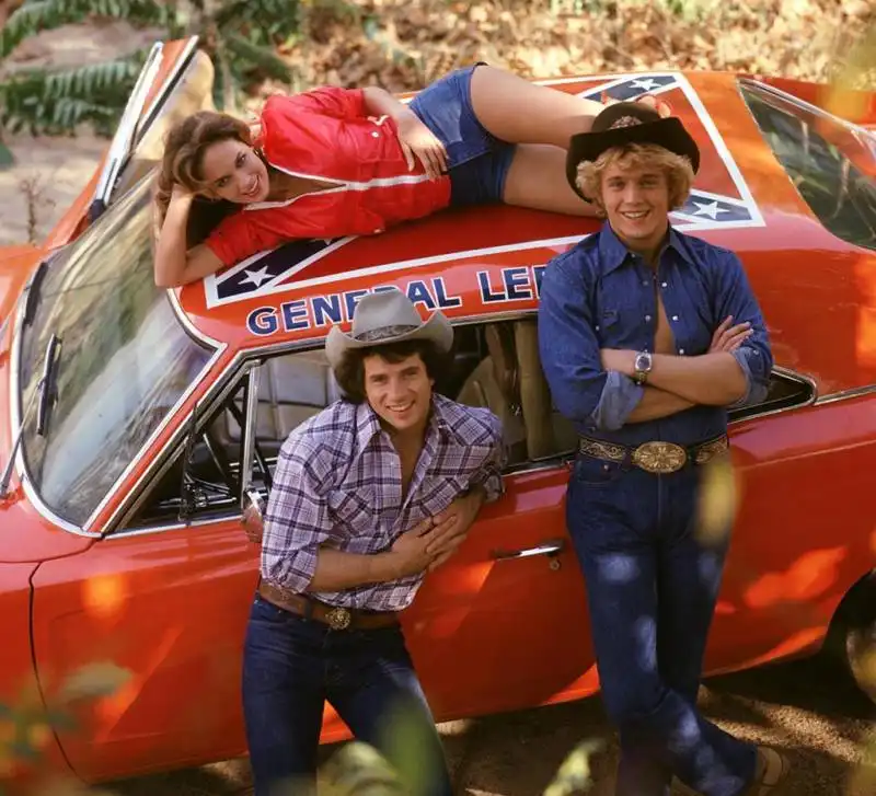 i dukes  of hazzard con la bandiera confederata