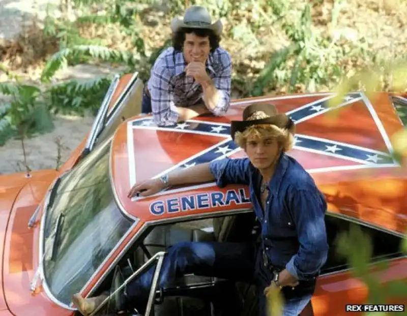 i dukes of hazzard con la bandiera confederata