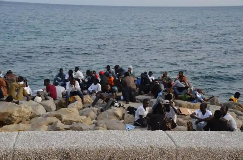 i migranti ieri sugli scogli a ventimiglia  c35d4b19