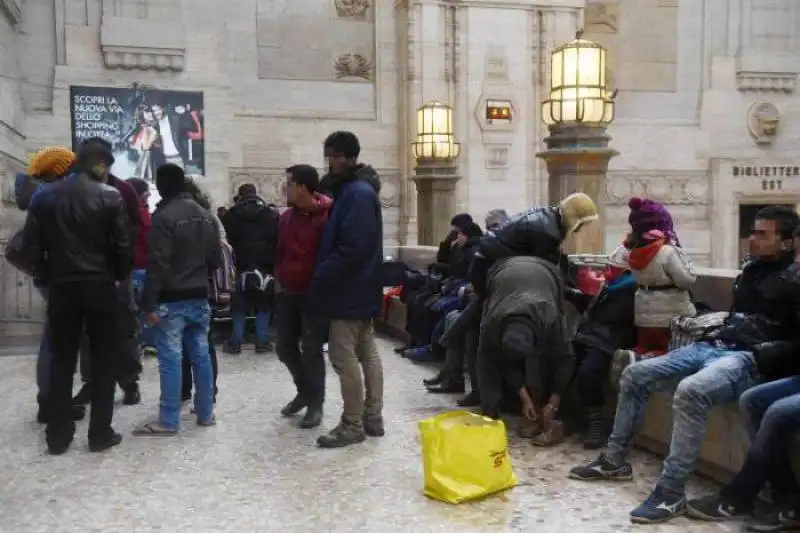 IMMIGRATI MILANO CENTRALE