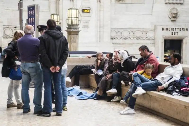 IMMIGRATI MILANO CENTRALE