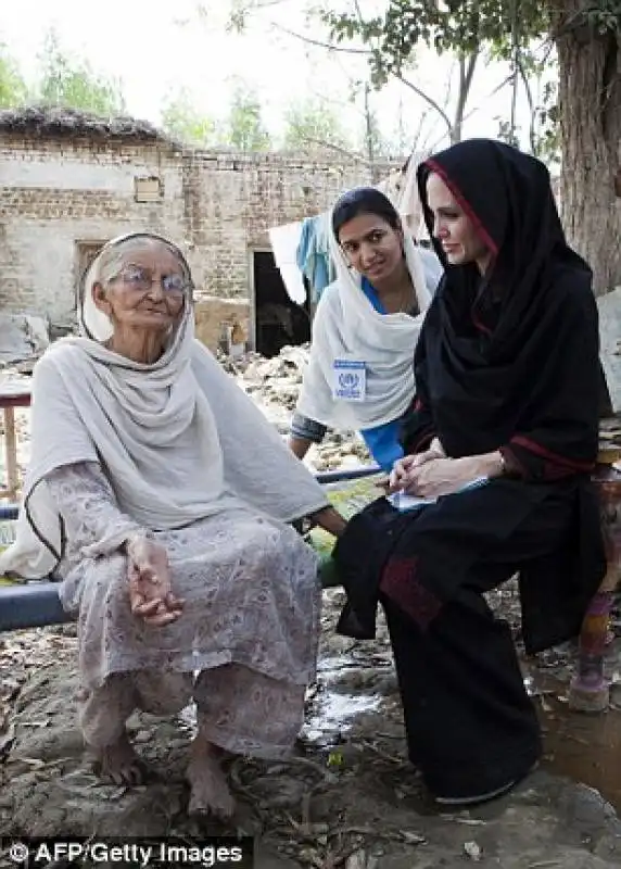 jolie in missione umanitaria pakistan