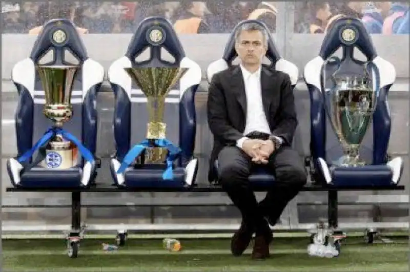 jose mourinho con le coppe del triplete