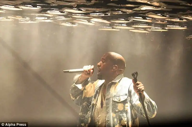 kanye west glastonbury