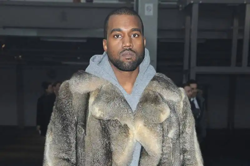 kanye west in pelliccia