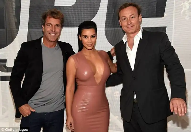 kim con il forografo john jansheski e bertrand gachot