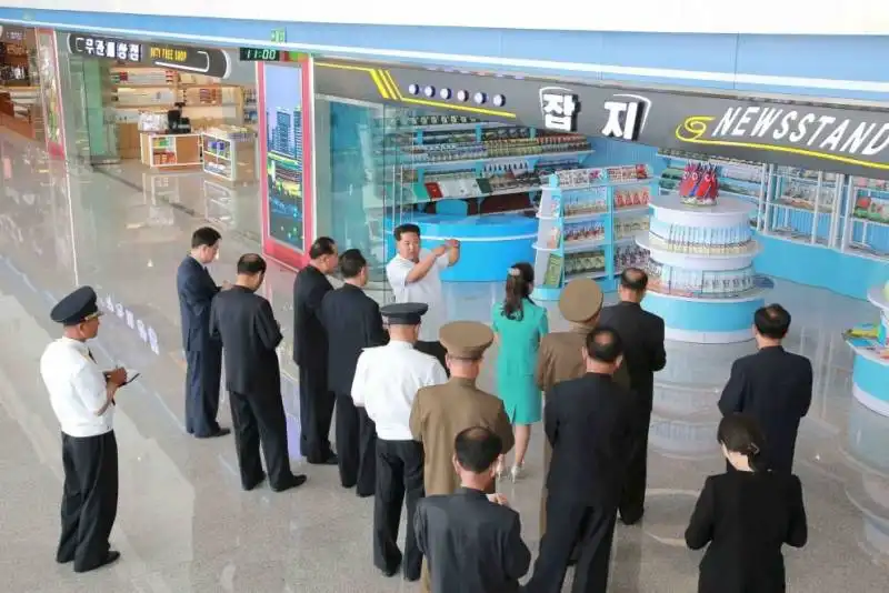 KIM YONG UN CON LA MOGLIE ALL INAUGURAZIONE DI UN AEROPORTO 