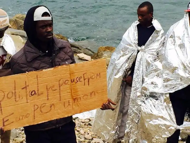 la protesta dei migranti sugli scogli a ventimiglia  6dd2caf