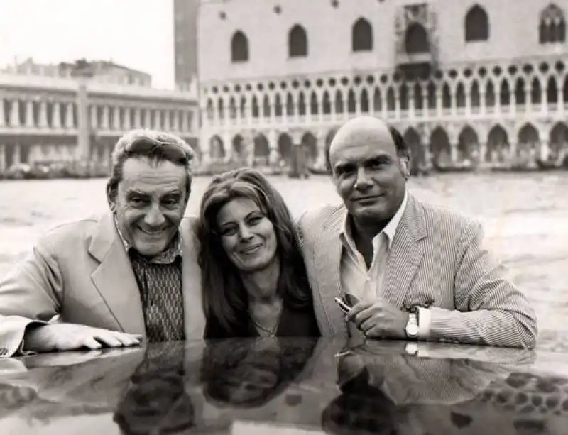 luchino visconti con magali noel e il regista francesco rosi