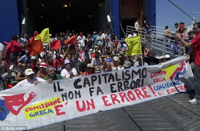 manifestazione su traghetto ad ancona