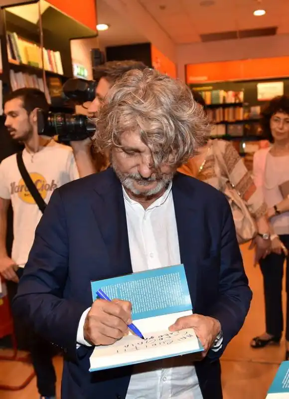 massimo ferrero autografa il libro presentato (2)