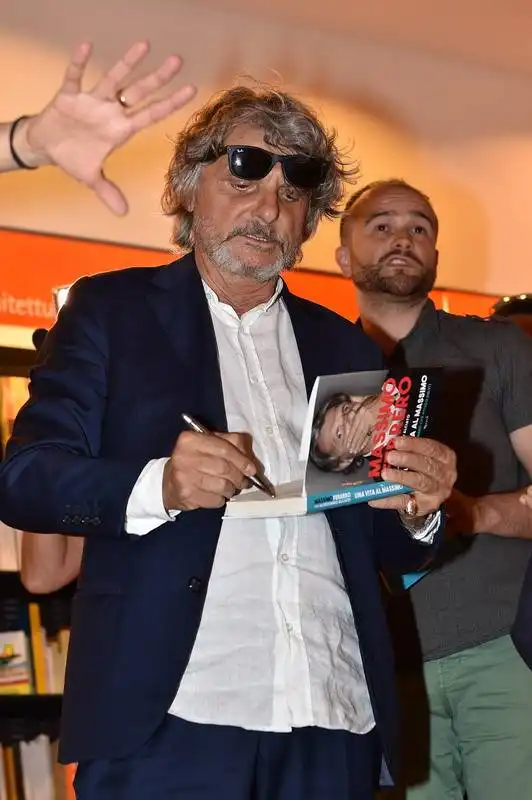 massimo ferrero autografa il libro presentato