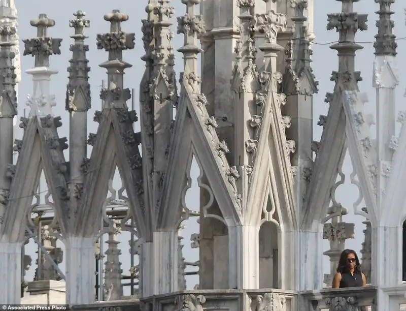 michelle obama con le figlie sasha e malia sul duomo di milano 3