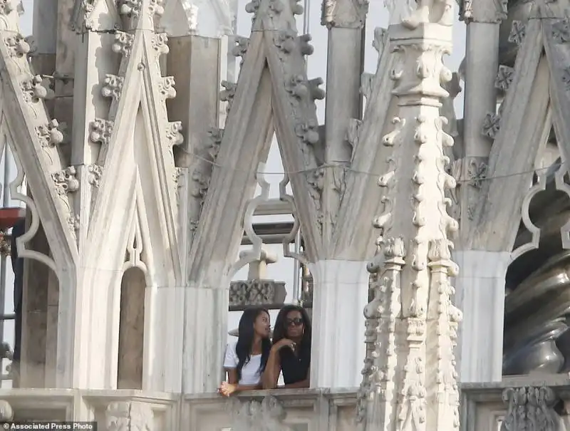 michelle obama con le figlie sasha e malia sul duomo di milano 4