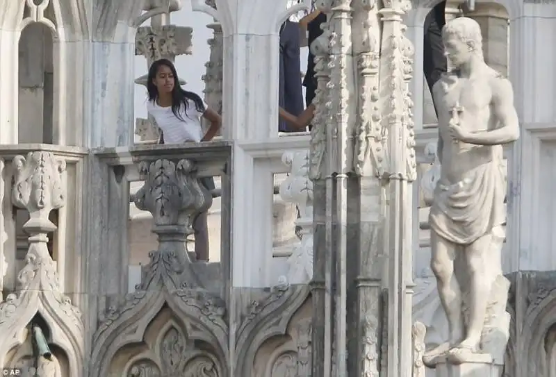 michelle obama con le figlie sasha e malia sul duomo di milano 