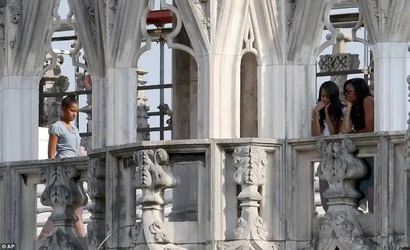 michelle obama con le figlie sasha e malia sul duomo di milano