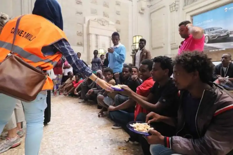 migranti alla stazione centrale a milano  10