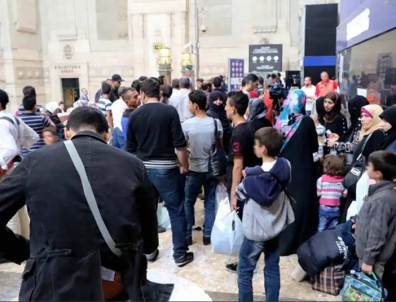 migranti alla stazione centrale a milano  2