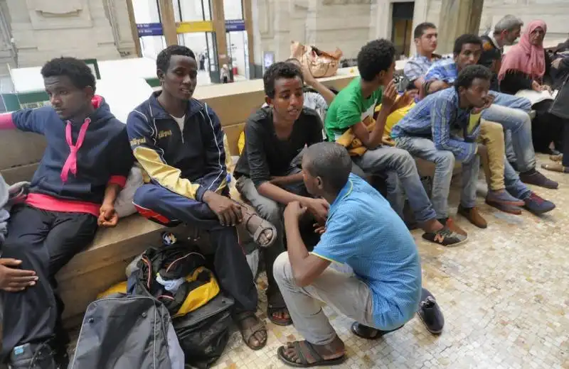 migranti alla stazione centrale a milano  5