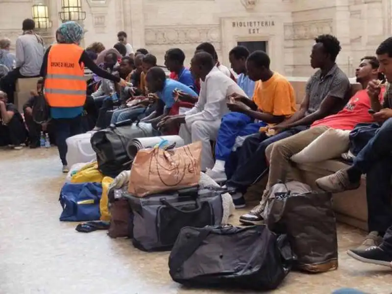 migranti alla stazione centrale a milano  7