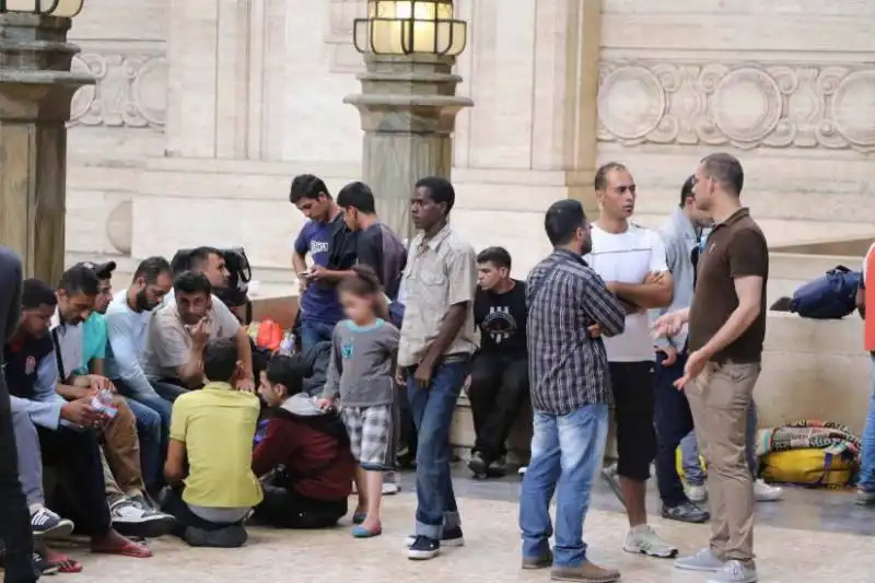 migranti alla stazione centrale a milano  9