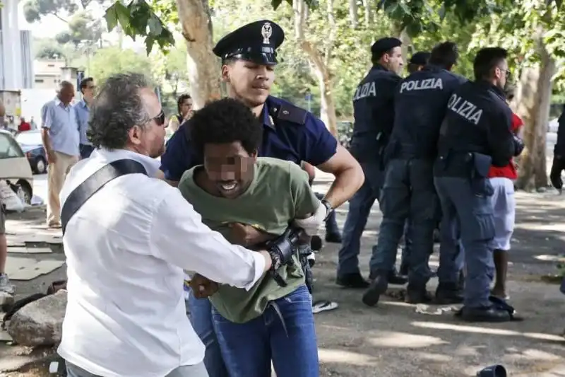 migranti alla stazione tiburtina  4