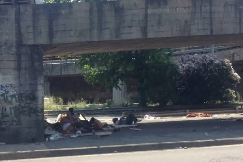 migranti alla stazione tiburtina  7