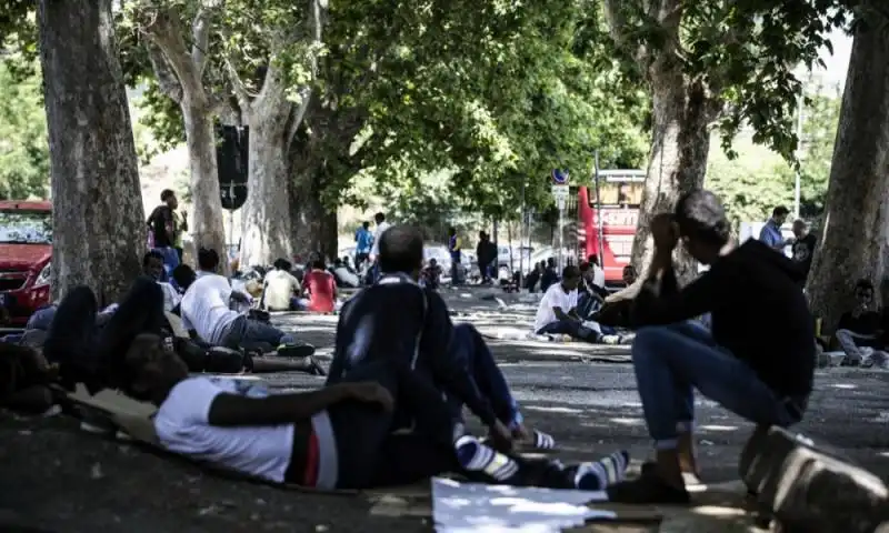 migranti alla stazione tiburtina  8