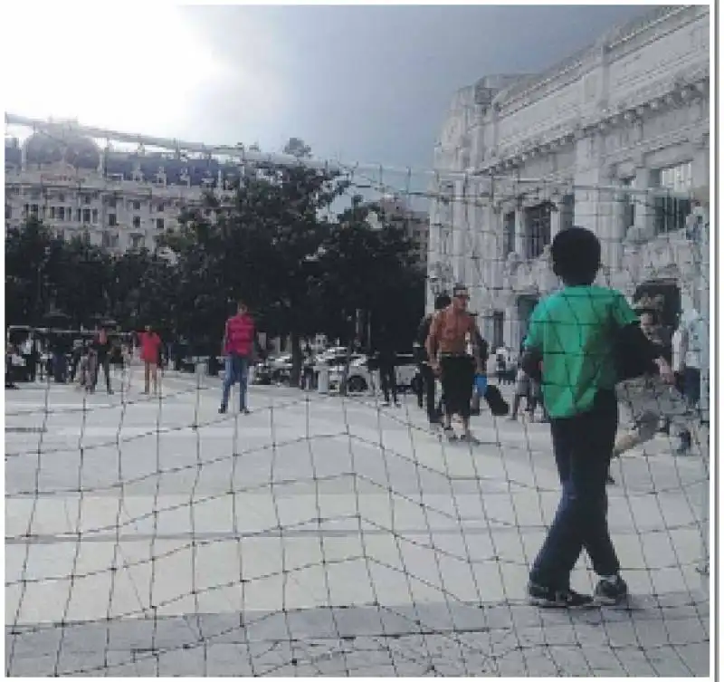 MIGRANTI STAZIONE MILANO