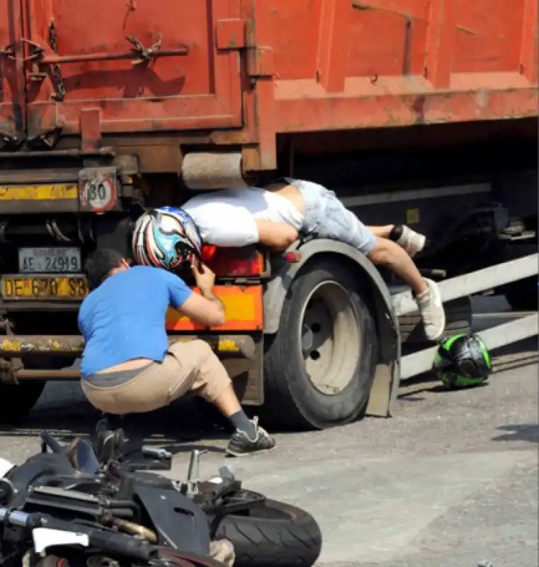 motociclista incastrato camion 1