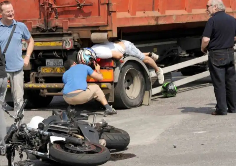 motociclista incastrato camion 4