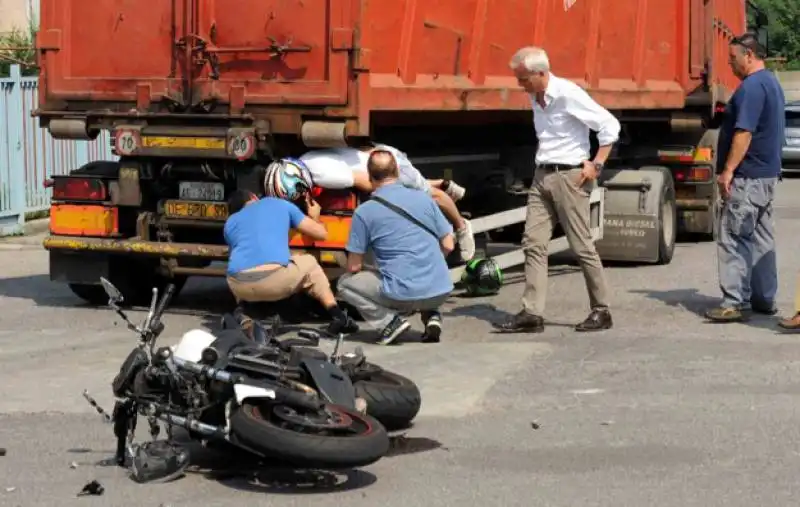 motociclista incastrato camion 5