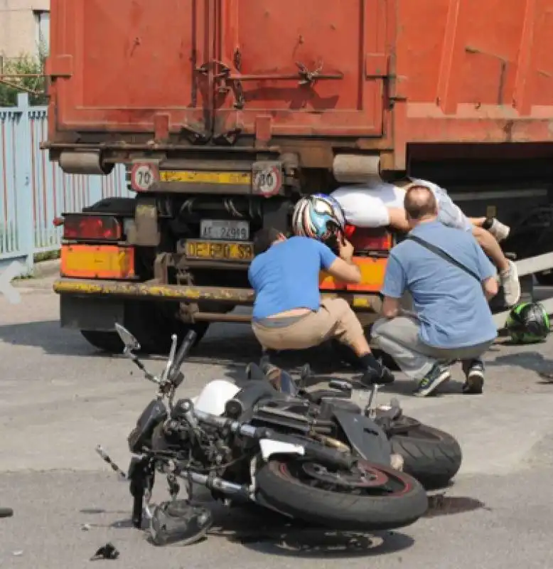 motociclista incastrato camion