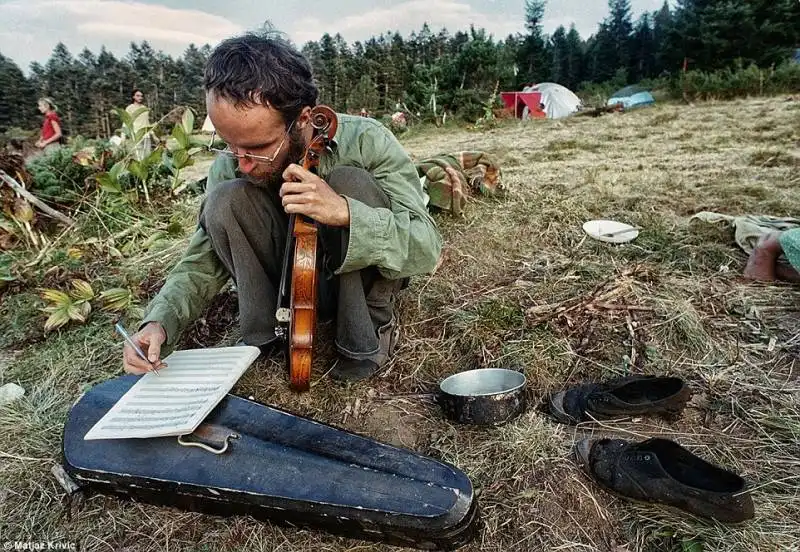 musicista prende appunti al raduno