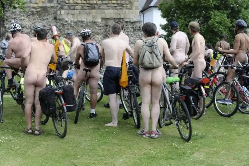 nudisti in bici a canterbury