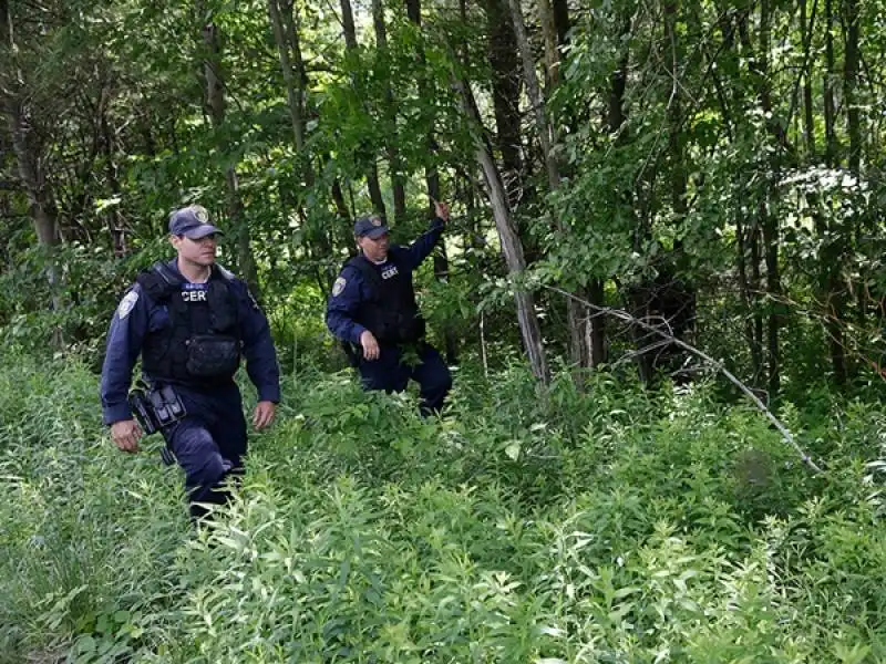 polizia a caccia degli evasi