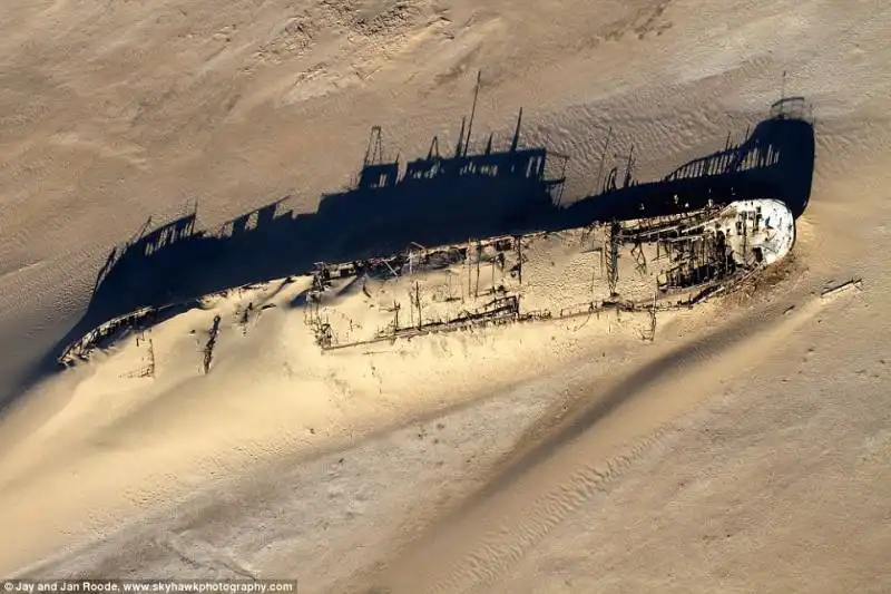 relitto risalnte al 1908, skeleton coast, namibia