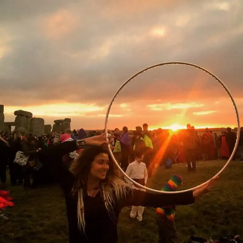 saluto al sole di stonehenge